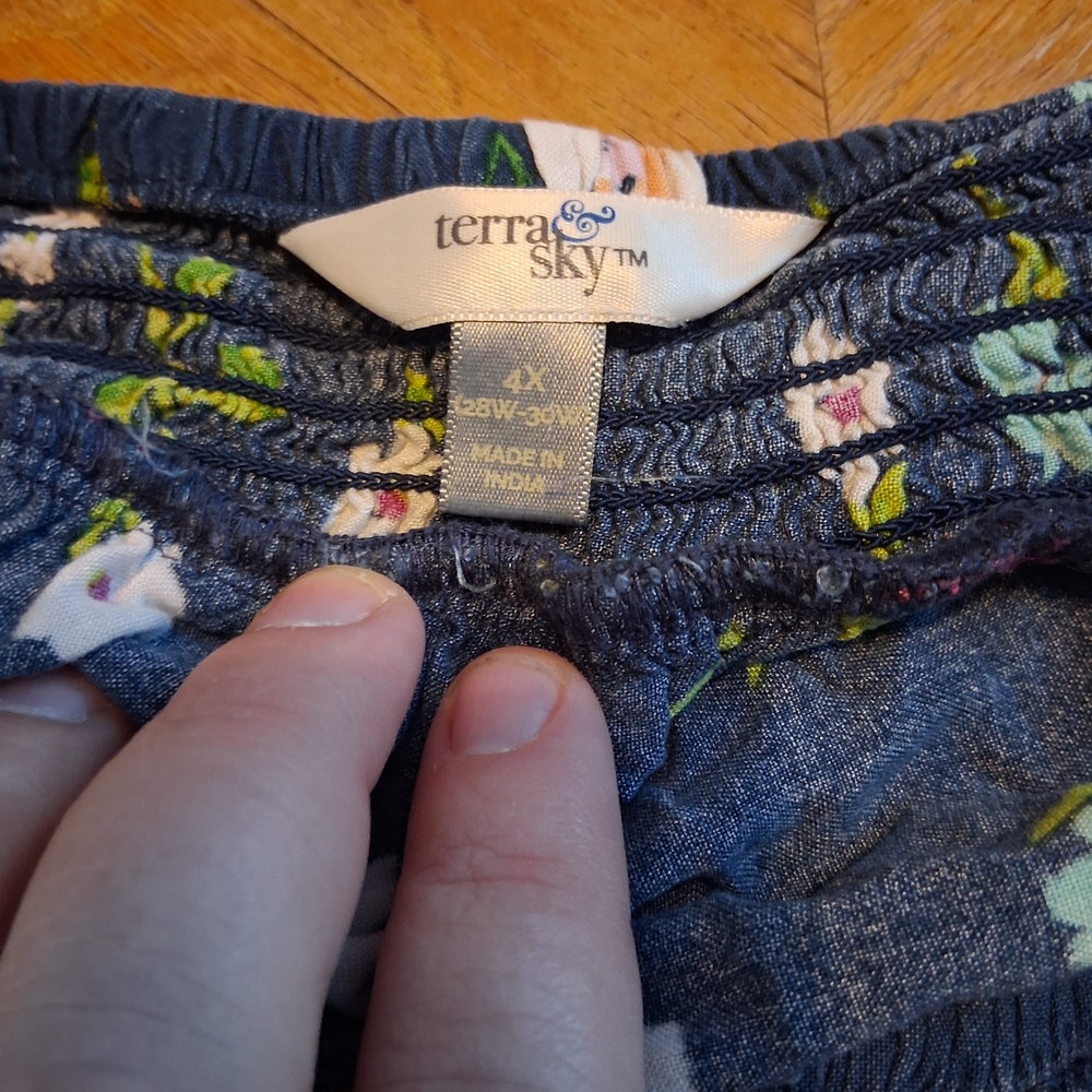 Terra & Sky women’s flowered top